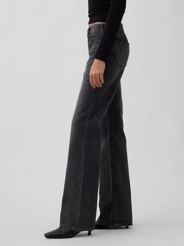 Jeans med medelhög midja, styv passform och avslappnad utsvängd benform