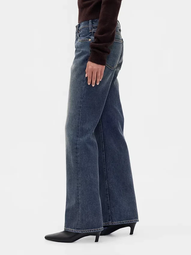 Jeans med medelhög midja, styv passform och avslappnad utsvängd benform