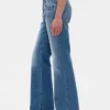 Jeans med medelhög midja, styv passform och avslappnad utsvängd benform