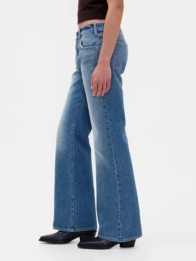 Jeans med medelhög midja, styv passform och avslappnad utsvängd benform