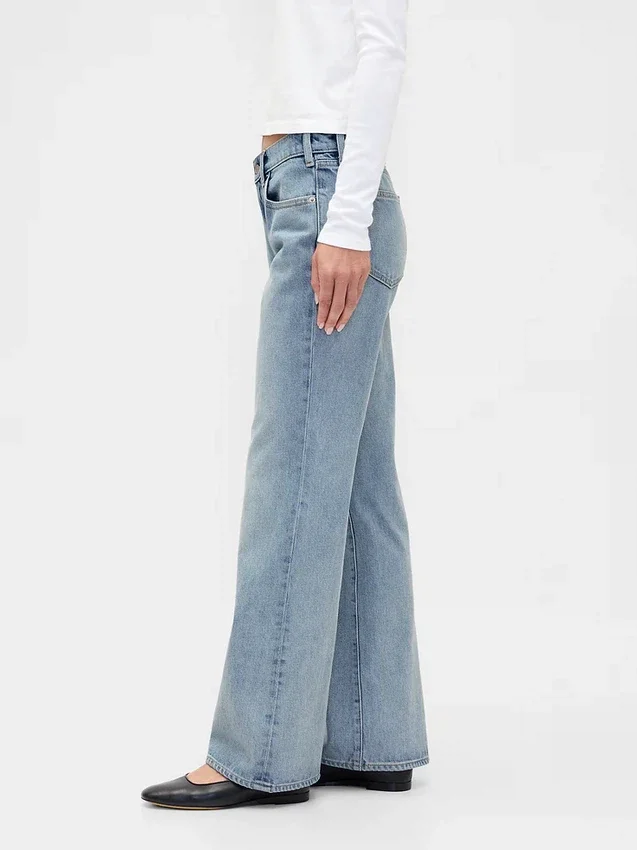 Jeans med medelhög midja, styv passform och avslappnad utsvängd benform