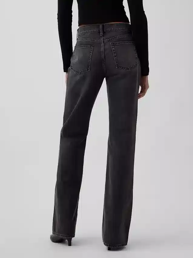 Jeans med medelhög midja, styv passform och avslappnad utsvängd benform