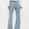 Jeans med medelhög midja, styv passform och avslappnad utsvängd benform