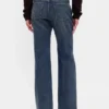 Jeans med medelhög midja, styv passform och avslappnad utsvängd benform