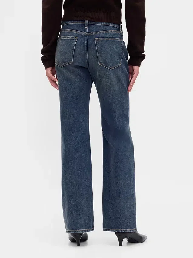 Jeans med medelhög midja, styv passform och avslappnad utsvängd benform