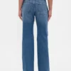 Jeans med medelhög midja, styv passform och avslappnad utsvängd benform
