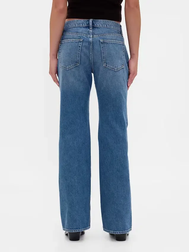 Jeans med medelhög midja, styv passform och avslappnad utsvängd benform