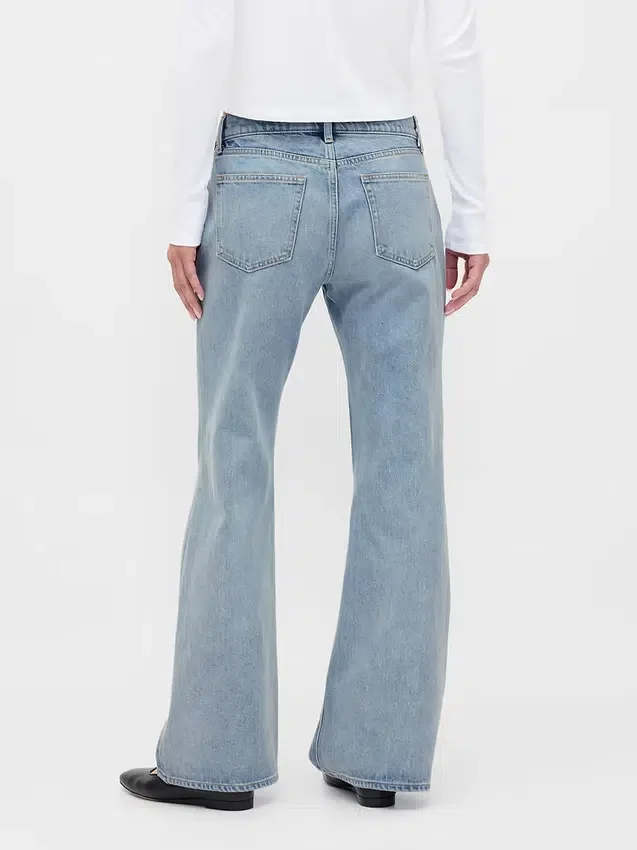 Jeans med medelhög midja, styv passform och avslappnad utsvängd benform