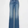 Jeans med medelhög midja, styv passform och avslappnad utsvängd benform