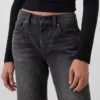 Jeans med medelhög midja, styv passform och avslappnad utsvängd benform