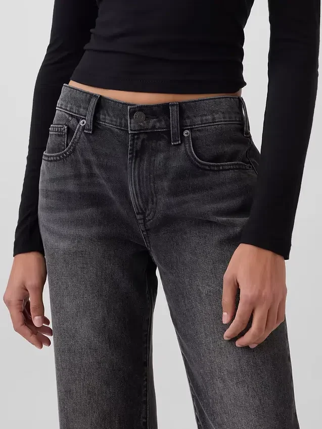 Jeans med medelhög midja, styv passform och avslappnad utsvängd benform