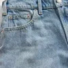 Jeans med medelhög midja, styv passform och avslappnad utsvängd benform