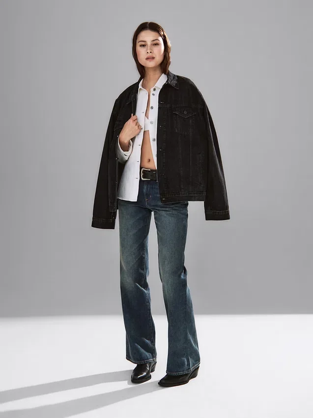 Jeans med medelhög midja, styv passform och avslappnad utsvängd benform