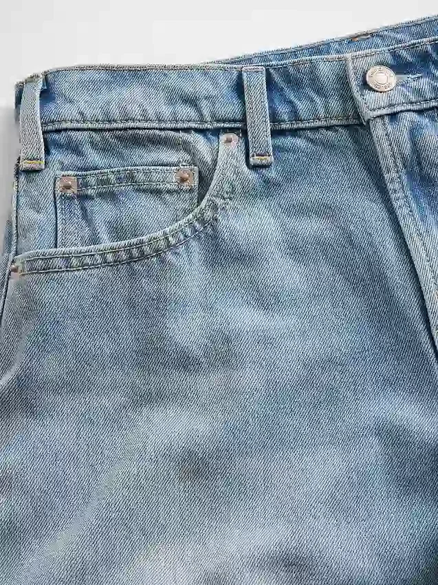 Jeans med medelhög midja, styv passform och avslappnad utsvängd benform