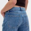 Jeans med medelhög midja, styv passform och avslappnad utsvängd benform