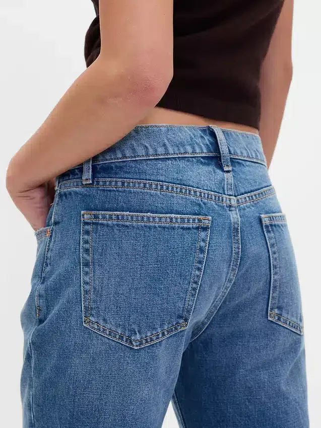Jeans med medelhög midja, styv passform och avslappnad utsvängd benform