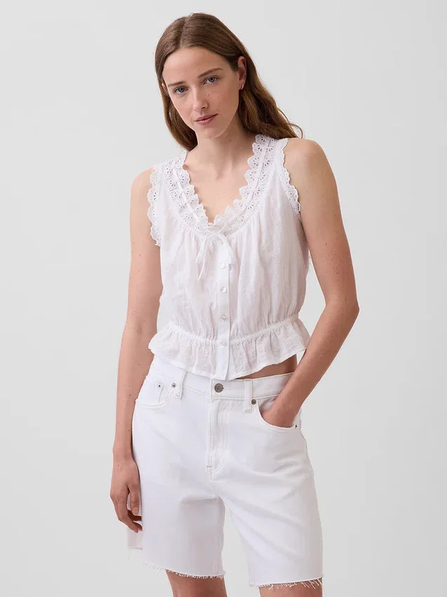 Kort peplum-top med hålkant och knytning fram