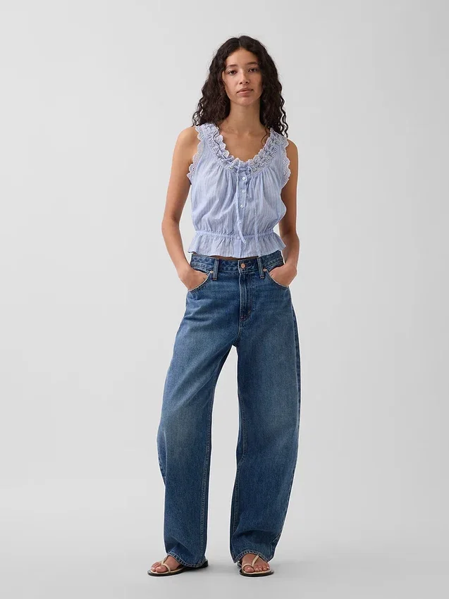 Kort peplum-top med hålkant och knytning fram