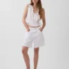 Kort peplum-top med hålkant och knytning fram