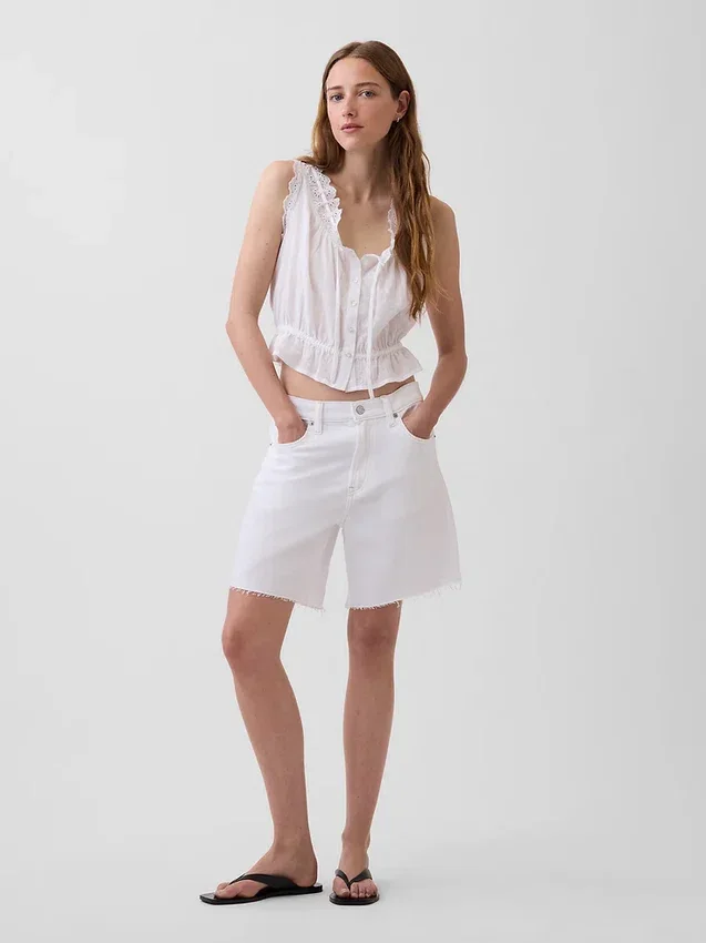 Kort peplum-top med hålkant och knytning fram