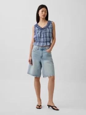 Kort peplum-top med hålkant och knytning fram