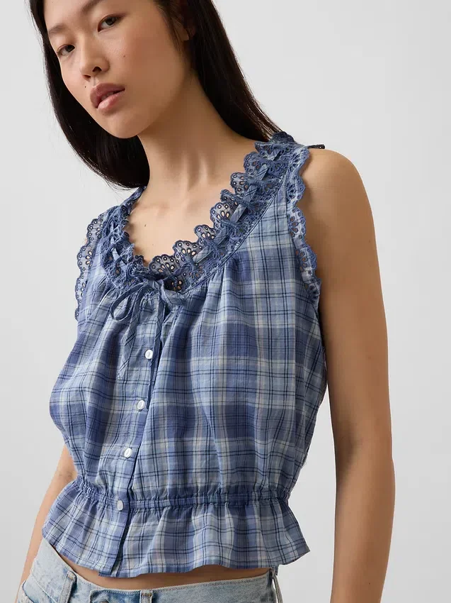 Kort peplum-top med hålkant och knytning fram