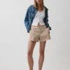 Kort Shorts i khaki med medelhög midja