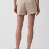 Kort Shorts i khaki med medelhög midja
