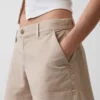 Kort Shorts i khaki med medelhög midja