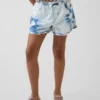 Kortshorts i tie-dye-denim med hög midja för barn