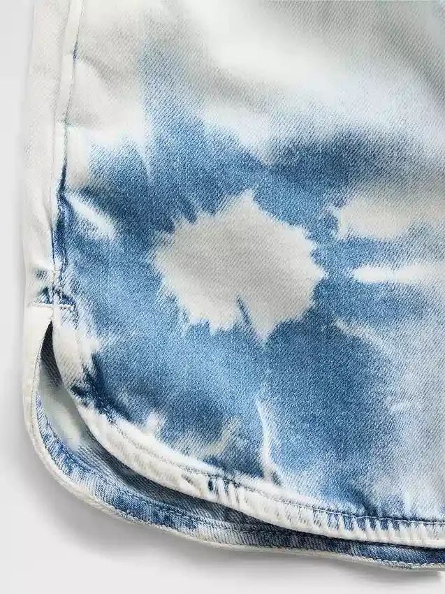 Kortshorts i tie-dye-denim med hög midja för barn