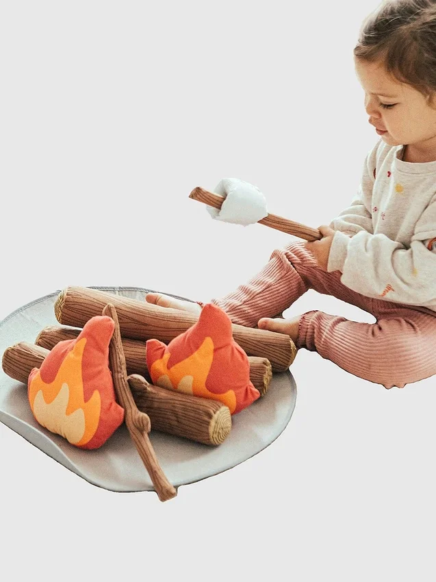 Lägereld och s’mores-leksak för småbarn