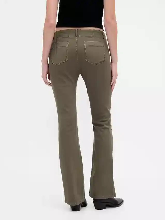 Lågmidjade långa och smala byxor i twill