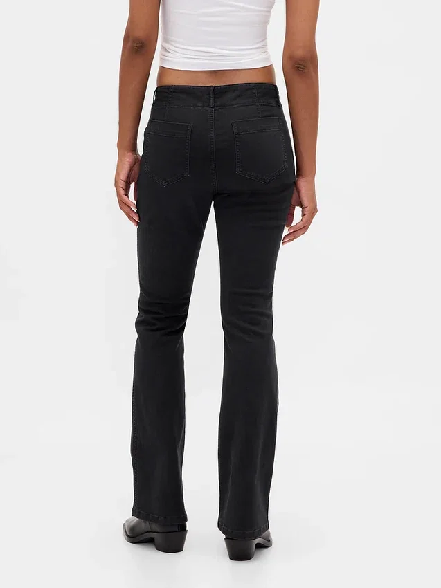 Lågmidjade långa och smala byxor i twill
