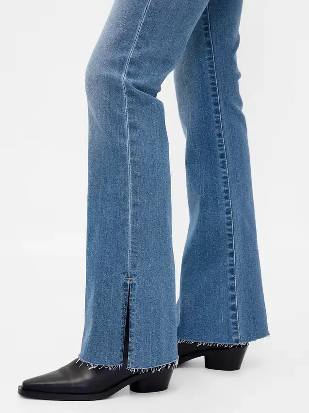 Lågmidjade, långa och smala Jeans med slits i fållen