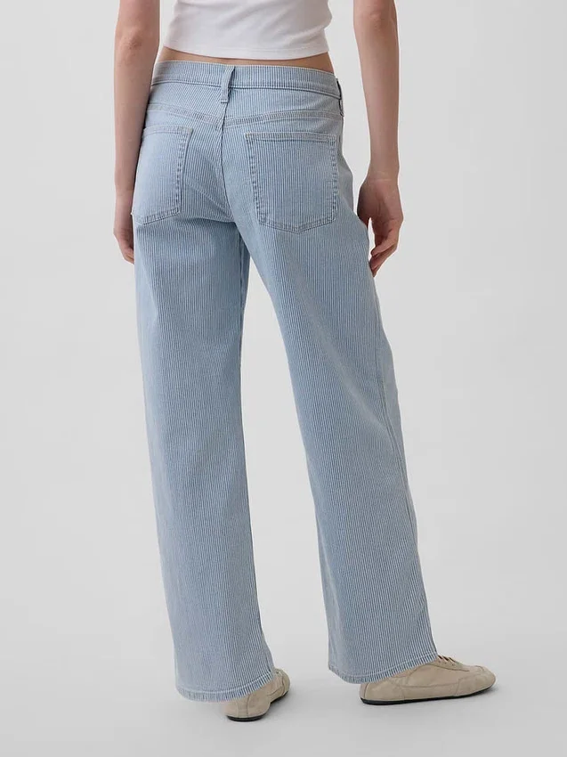 Lågmidjade, lösa jeans i 90-talsstil