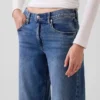 Lågmidjade, lösa jeans i 90-talsstil