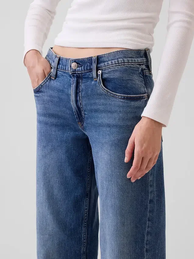 Lågmidjade, lösa jeans i 90-talsstil