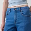 Lågmidjade, lösa jeans i 90-talsstil
