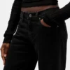 Lågmidjade, lösa jeans i 90-talsstil