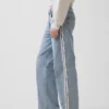 Lågmidjade, lösa jeans med sidostriper i 90-talsstil
