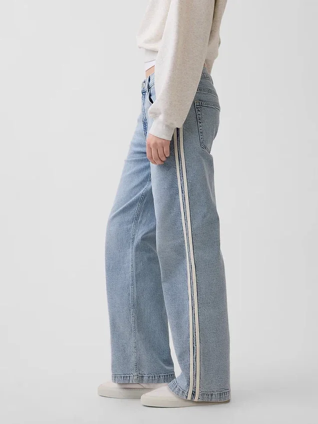 Lågmidjade, lösa jeans med sidostriper i 90-talsstil