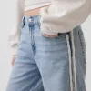 Lågmidjade, lösa jeans med sidostriper i 90-talsstil