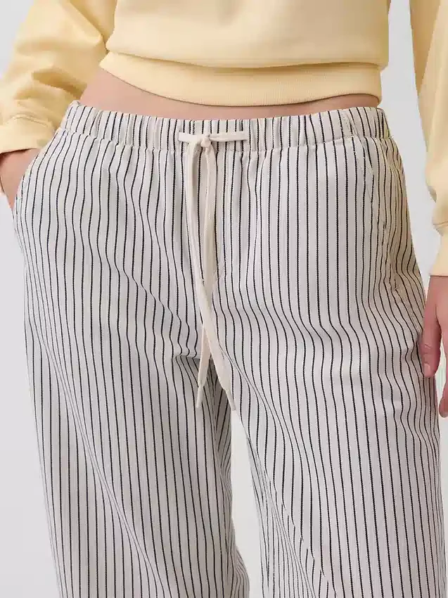 Lågmidjade, lösa, korta jeans i 90-talsstil med ränder