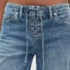 Lågmidjade, snörda, lösa jeans i 90-talsstil