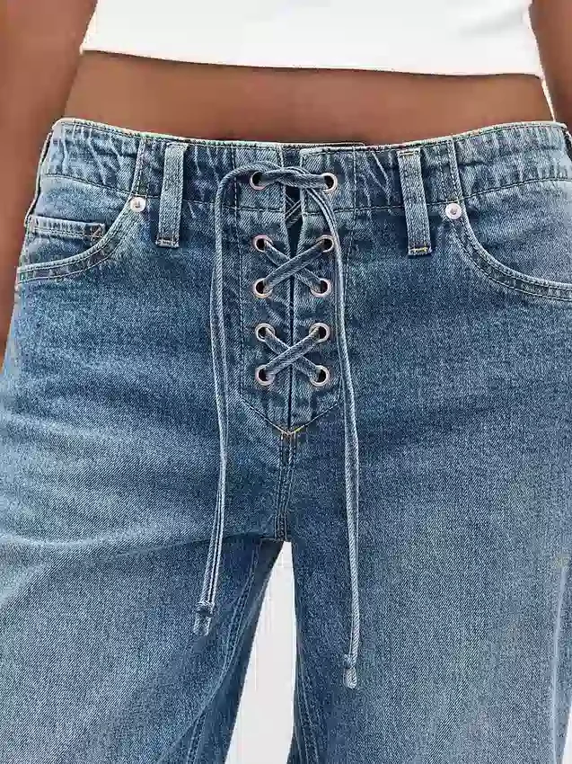 Lågmidjade, snörda, lösa jeans i 90-talsstil