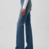 Lågmidjade, styva jeans med lång och smal passform