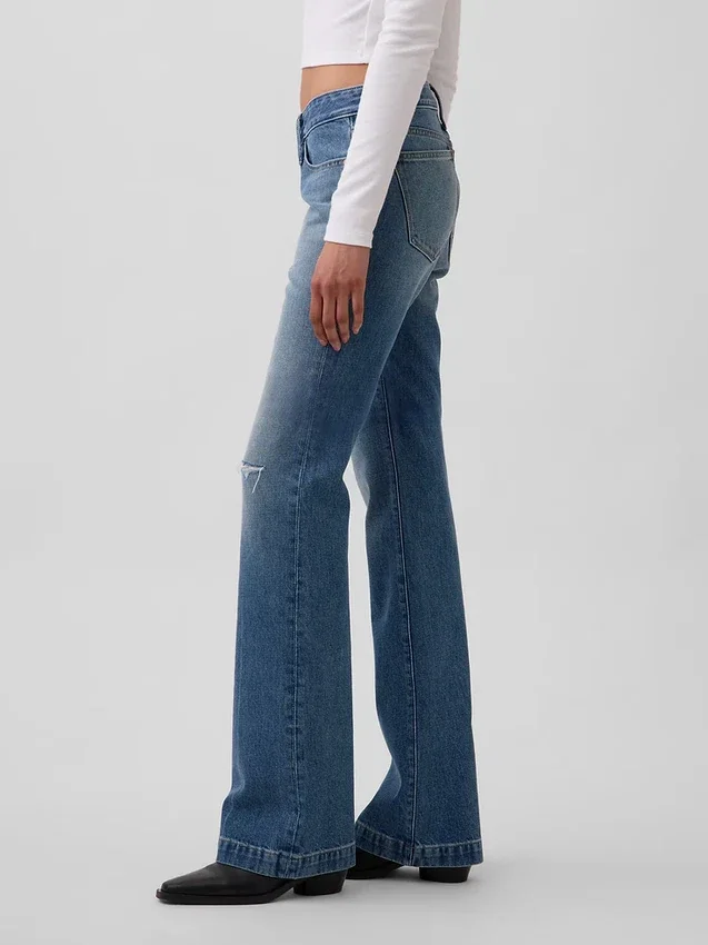 Lågmidjade, styva jeans med lång och smal passform