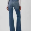 Lågmidjade, styva jeans med lång och smal passform