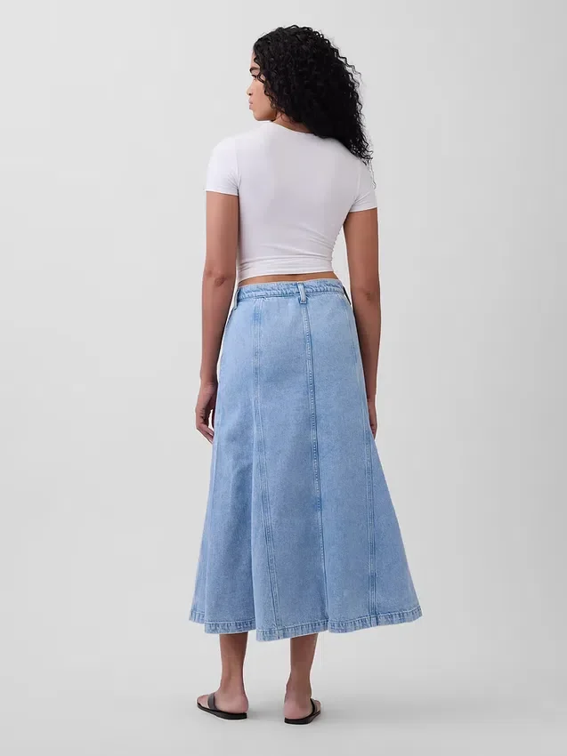 Maxikjol i denim med sömmar och knappar fram